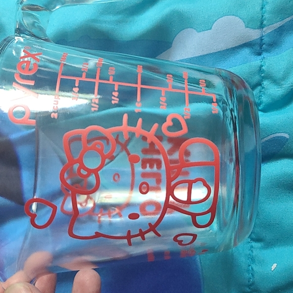 PYREX® Hello KITTY® 2-cup Measuring Cup - Picture 3 of 4